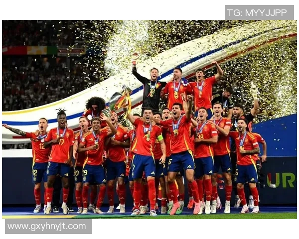 足球明星璀璨星空汇聚海报展现球场传奇与荣耀瞬间 足球明星璀璨星空汇聚海报展现球场传奇与荣耀瞬间